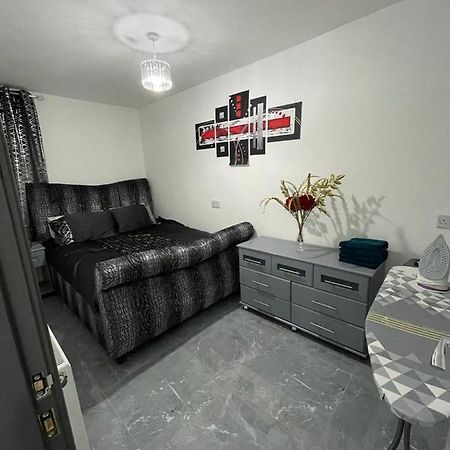 3 Bedroom Whalley Aparthotel Burnley Exterior photo